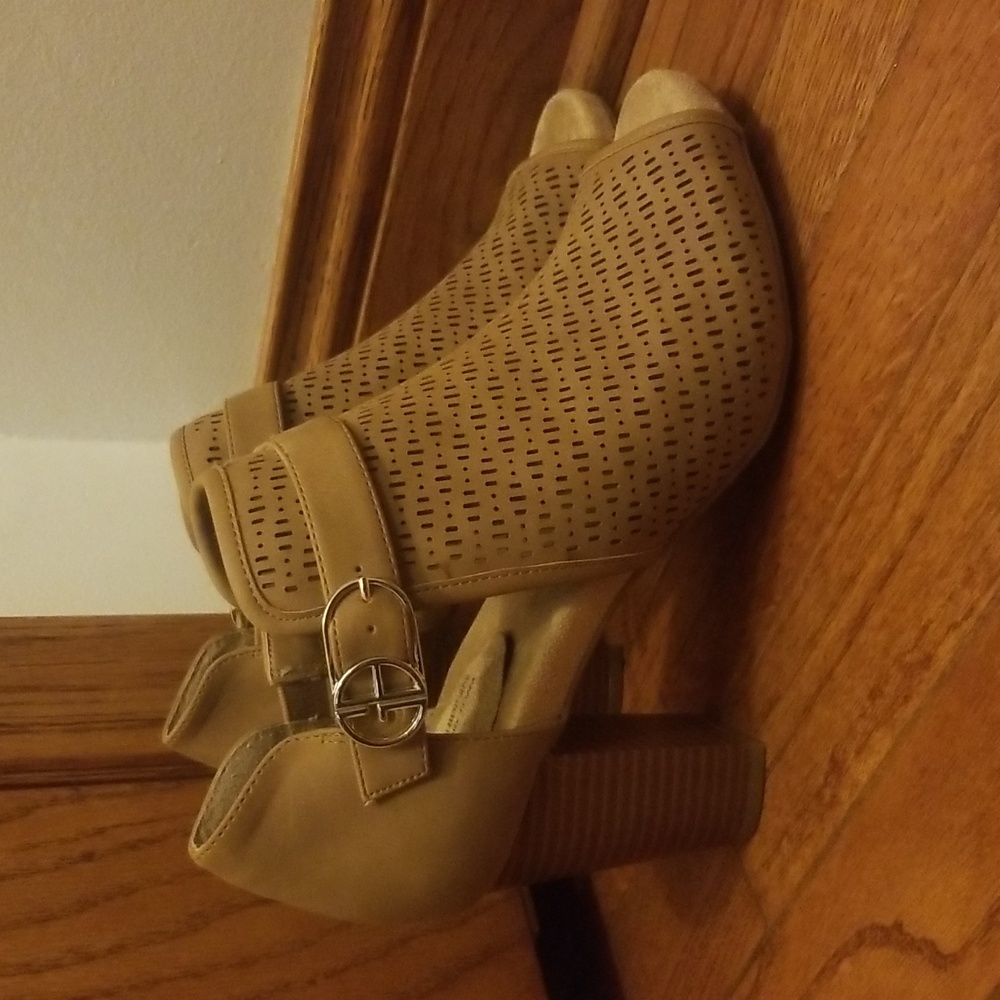 Giani Bernini Sling Back Peep toe Heel Sandal, Size 8M Color: Tan